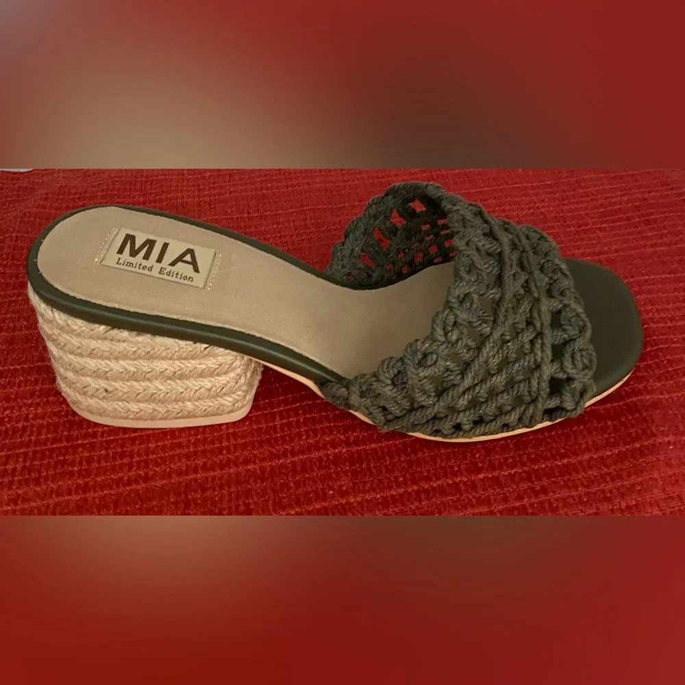 NWT....MIA Women's Limited Edition khaki Espadrille Sandals